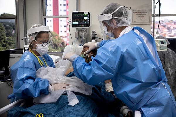 Vacinação pra todos já! Ômicron explode no país, enquanto Bolsonaro  sabota vacinação 