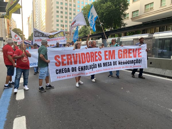 Greve do funcionalismo federal se enfrenta com o ajuste fiscal do governo Lula, que beneficia os banqueiros