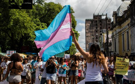 O ataque à dignidade trans e o silêncio cúmplice do governo Lula