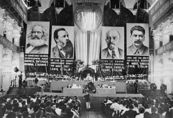 Viver num Partido Comunista (stalinizado) - (Pierre broué)