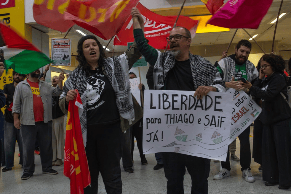 Ativistas brasileiros retornam ao país após missão da Flotilha Global Sumud e denunciam repressão em águas internacionais