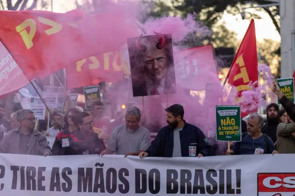 Reafirmação de tarifaço mostra que Trump quer o Brasil de joelhos