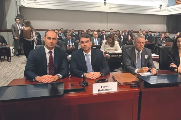 Num ato de entreguismo, Flávio Bolsonaro vai a Washington pedir interferência de Trump nas eleições