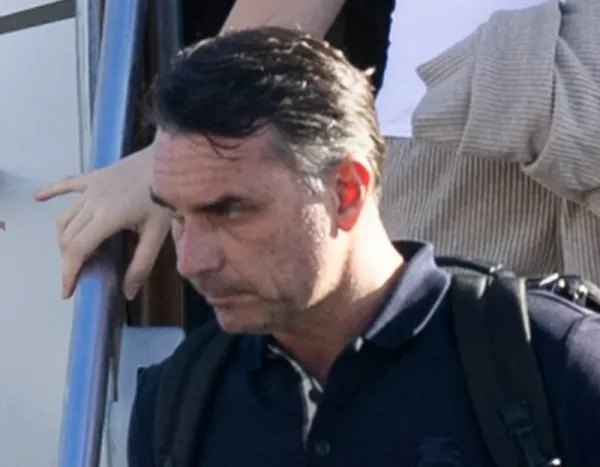 Com fuga e carta golpista, Flávio Bolsonaro tira a máscara de moderado e mostra sua real face autoritária