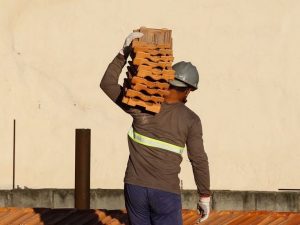 Bolsonaro sanciona desoneração de empresas até 2023, apesar de medida ser fracasso na geração de empregos