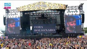 “Cala boca já morreu!”: Artistas enfrentam censura da justiça e protestam contra Bolsonaro
