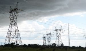 Luz mais cara: privatização da Eletrobras avança no TCU e Bolsonaro prepara entrega da estatal