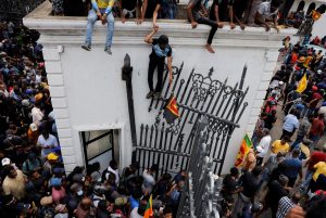 Greves e levantes despontam em todo o mundo