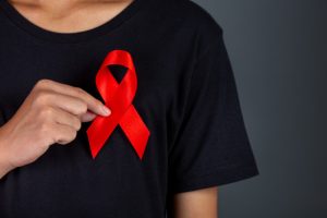 Dezembro Vermelho: Combater o preconceito contra as pessoas com HIV
