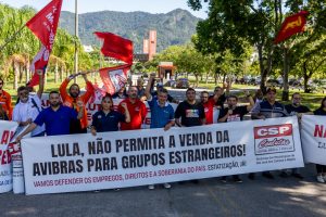 Metalúrgicos da Avibras fazem protesto em feira de Defesa no Rio de Janeiro