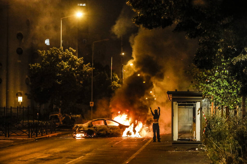 Protestos na França contra assassinato de imigrante