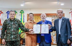 Em Pernambuco, Lula afaga militares e culpa as favelas por devastação ambiental