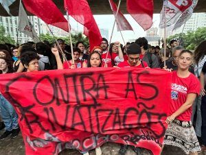 Estudantes e movimentos sociais fazem manifestação contra o aumento da passagem do governo Tarcísio
