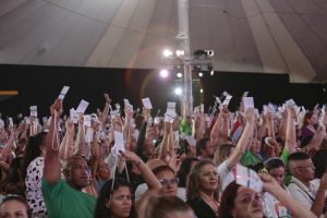 Conferência Nacional de Educação é marcada por protestos e gritos de 'Fora Lemman'