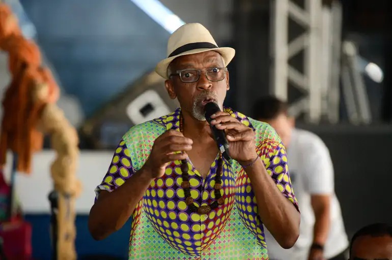 Intervenção de Elias José Alfredo, do Quilombo Raça e Classe, durante Audiência Pública do MPF, sobre o papel do Banco do Brasil no financiamento do trafico e escravidão no Brasil, em Madureira/RJ na Quadra da Escola de Samba Portela, em dezembro de 2023.