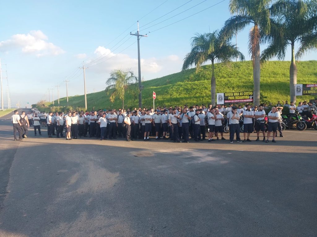 Operários da Toyota de Indaiatuba resistem a fechamento da fábrica e avisam: "Se demitir 1 trabalhador, paramos"