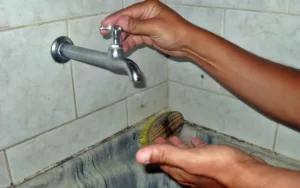 Águas do Rio fornece água contaminada e deixa milhões sem água! Privatizou,piorou!