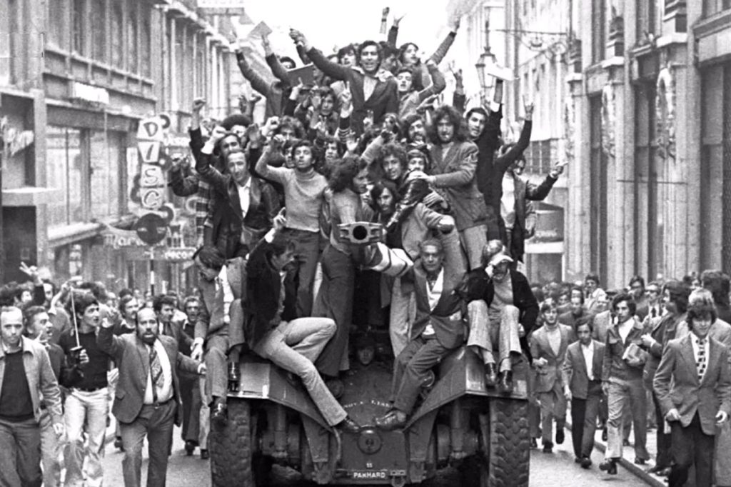 Os cravos eram vermelhos: uma cronologia da revolução portuguesa