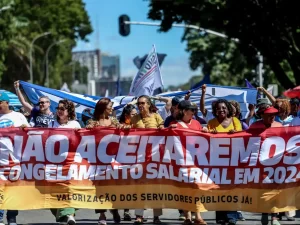 Resposta a ajuste fiscal:  Greve do funcionalismo federal se enfrenta com o governo Lula