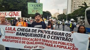 Em greve, servidores da educação federal realizam dia de luta em defesa da educação pública