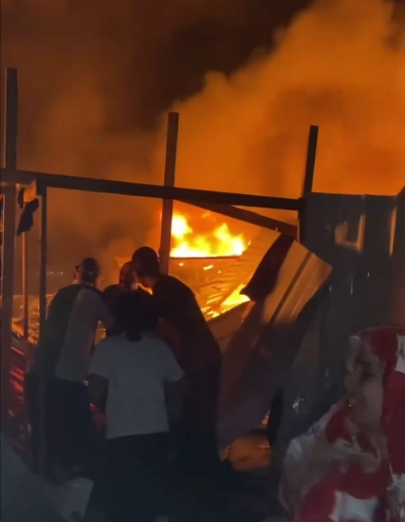 Estado de Israel ataca campo de refugiados em Rafah, queimando vivos mulheres e crianças