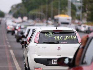 Empresas de aplicativo controladas por bilionários impõem a escravidão moderna