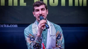 Professor palestino é detido em aeroporto com a família e sofre ameaça de deportação arbitrária no Brasil