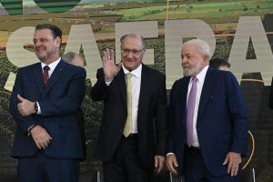 Enquanto critica bilionários, governo corta benefícios sociais e dá bilhões às grandes empresas e ao agronegócio