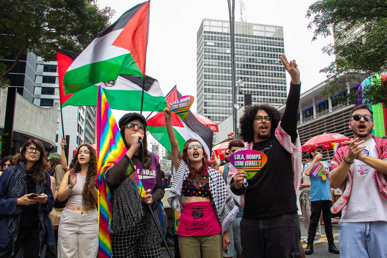 Militantes com bandeiras da Palestina durante a Parada do Orgulho LGBT de São Paulo