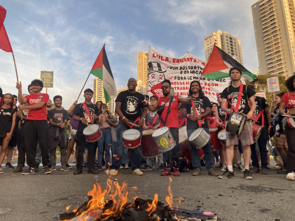 CONUNE: Coletivo Rebeldia queima bonecos de Trump e Netanyahu