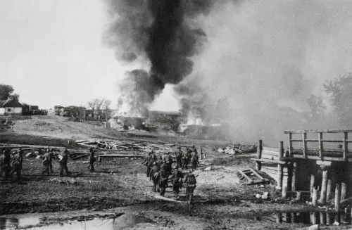 Soldados alemães atacam vila soviética no verão de 1941