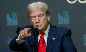 Após tarifaço, Trump dobra ameaça à soberania do Brasil