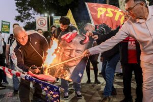 Tarifaço de Trump ataca a soberania e aumenta a espoliação do Brasil 
