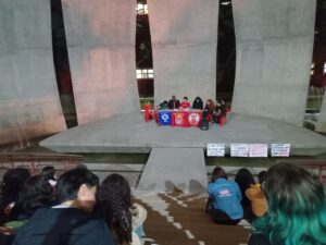 Estudantes da PUC-Paraná lutam contra o racismo e pela readmissão da professora Betta Alves
