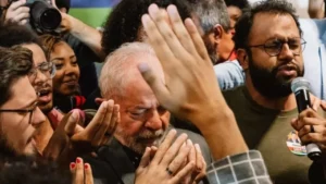Apocalipse nos Trópicos: Petra Costa lança seu olhar sobre os evangélicos, e segue em vertigem