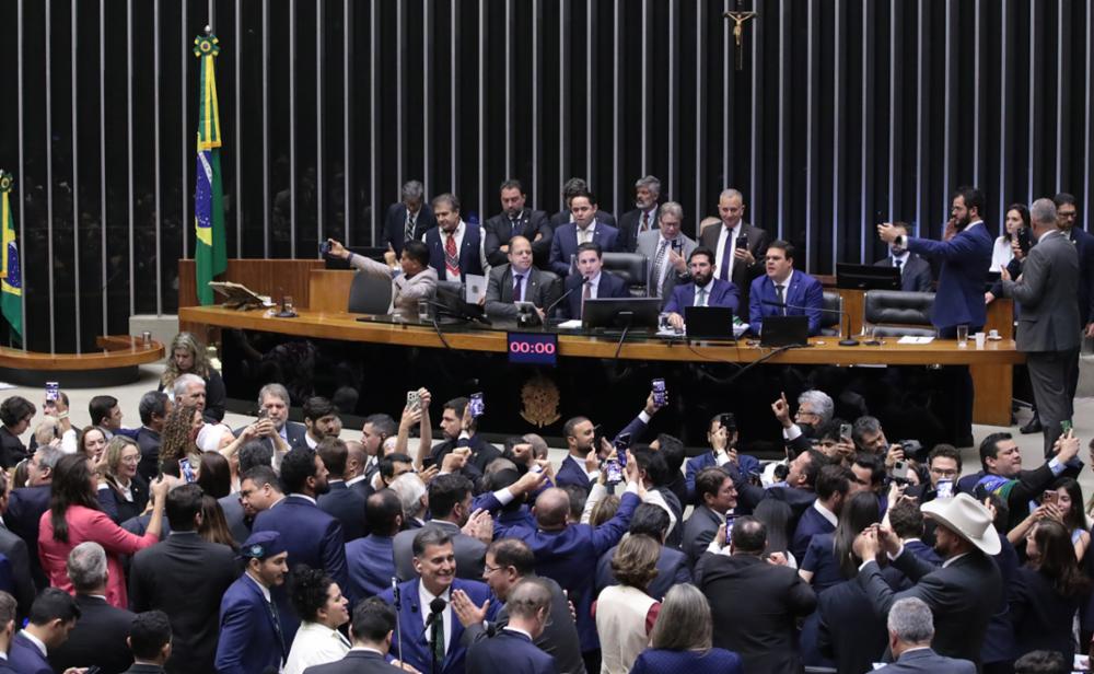 Anistia aos golpistas avança na Câmara com aval de Lula e do STF