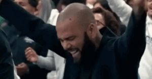 Daniel Alves “pregador”: quando o machismo veste terno, segura a Bíblia e fala em nome de Deus