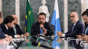 Cláudio Castro quer impor a aprovação automática na educação estadual