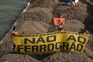 Indígenas interceptam balsas no rio Tapajós e cobram fim da Ferrogrão