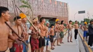 ‘Ninguém entra, ninguém sai’: Povo Munduruku bloqueia entrada na COP30 e exige reunião com Lula