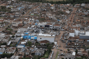 Um ano após a aprovação de lei que flexibiliza licenças ambientais, tornado devasta cidade no Paraná