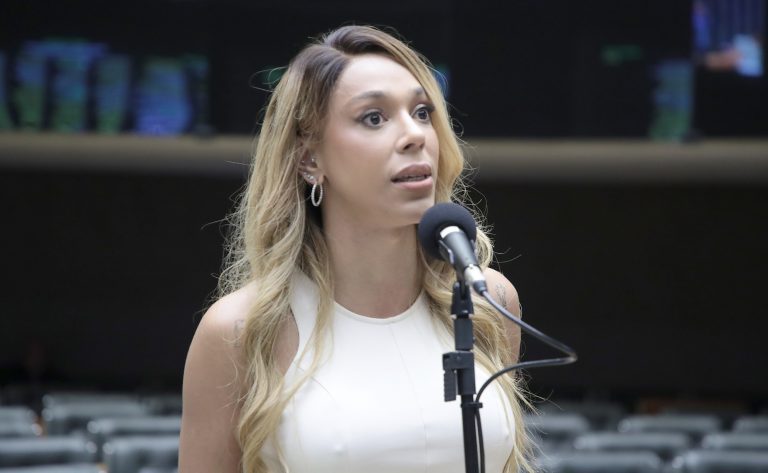 Não à transfobia! Solidariedade à deputada federal Érika Hilton!