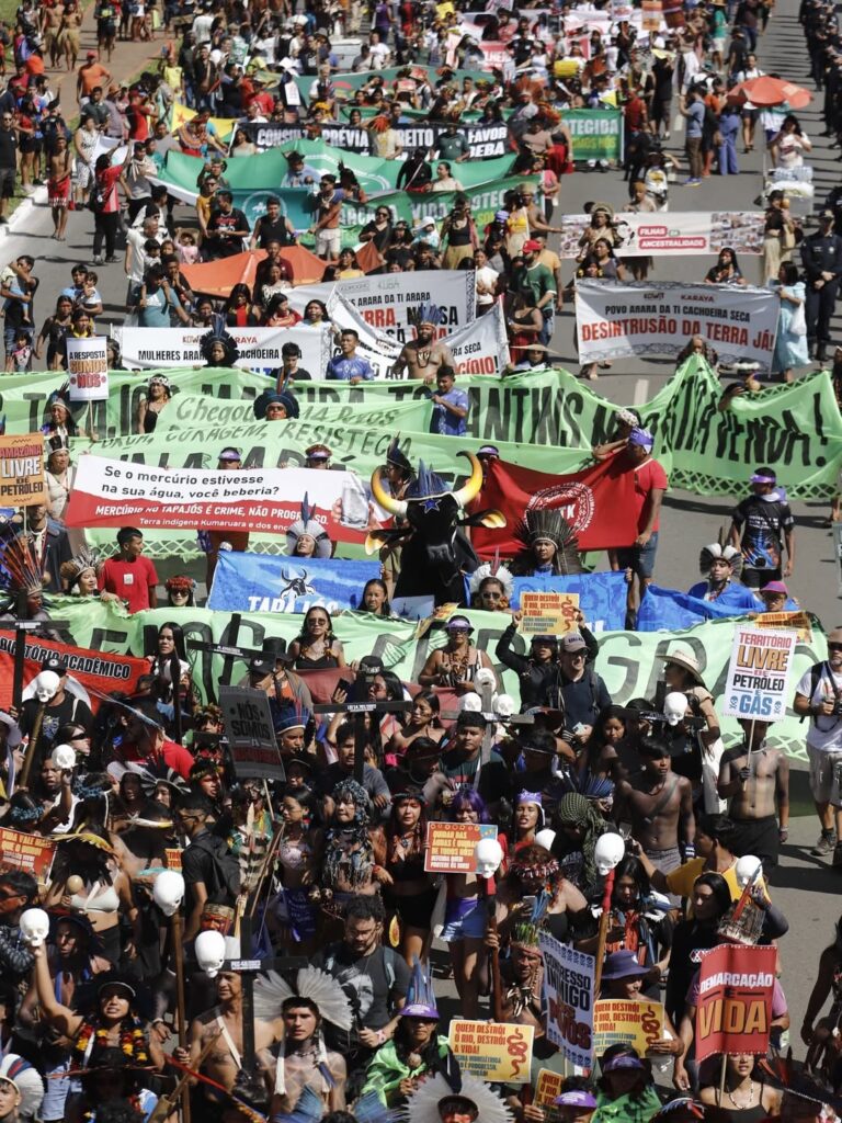 Indígenas marcham em Brasília contra projetos que atacam direitos, territórios e o meio ambiente