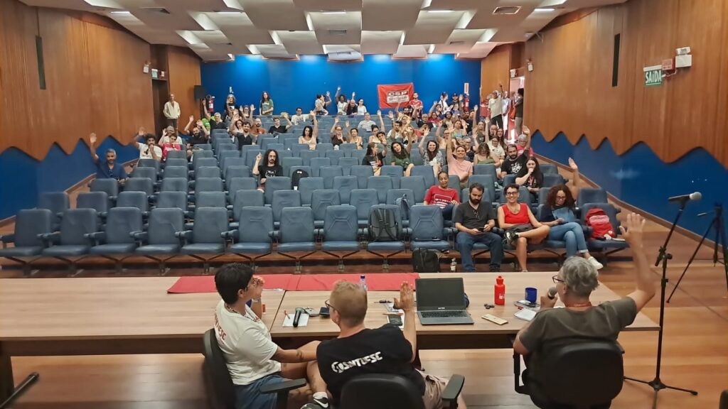 Técnicos da UFSC se unem à greve nacional por jornada de 30 horas semanais e cumprimento de acordos